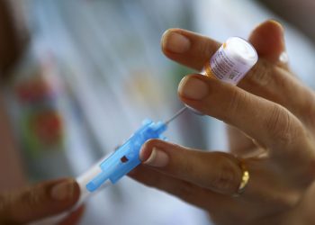 Covid-19: DF começa a vacinar adolescentes de 14 e 15 anos