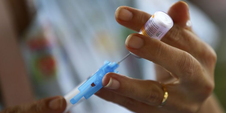 Covid-19: DF começa a vacinar adolescentes de 14 e 15 anos