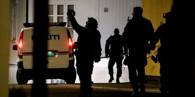 Polícia norueguesa investiga assassinato de cinco pessoas em Kongsberg