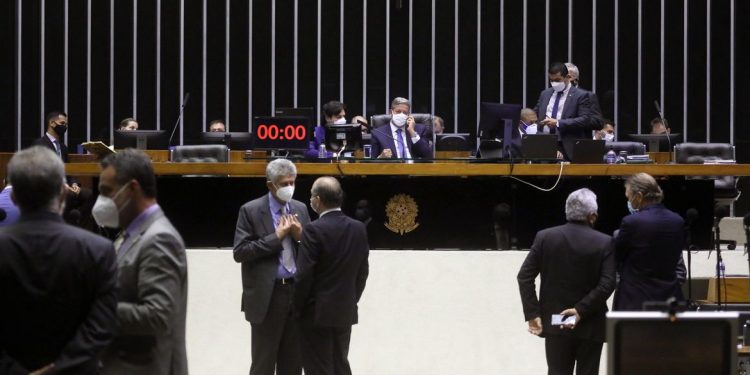 Câmara aprova valor fixo para cobrança do ICMS para combustíveis