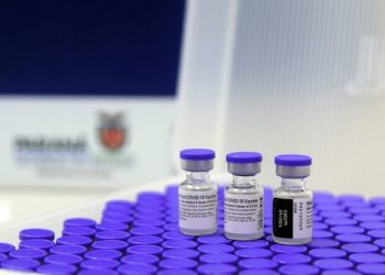 Imunização de jovens empaca por falta de vacinas; municípios usam reserva técnica