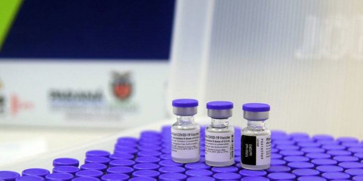 Imunização de jovens empaca por falta de vacinas; municípios usam reserva técnica