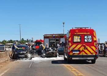 Pedestre é atropelada após carro desviar de caminhão e bater em outro veículo na PR-466, diz Corpo de Bombeiros