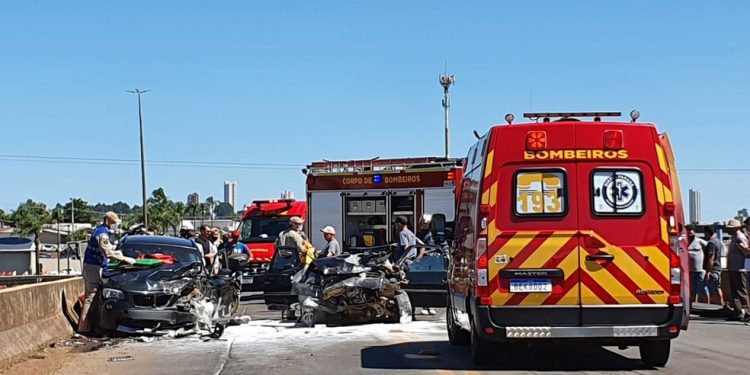 Pedestre é atropelada após carro desviar de caminhão e bater em outro veículo na PR-466, diz Corpo de Bombeiros