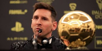 Messi supera Lewandowski e leva Bola de Ouro pela sétima vez; Neymar é 16º