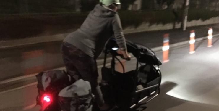 Em trabalho de parto, parlamentar da Nova Zelândia pedala até hospital para dar à luz