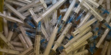 Maioria de vacinas chega à África já perto da validade, dizem entidades