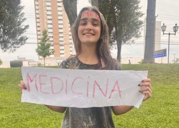 Paranaense de 15 anos é aprovada em vestibular de medicina: ‘Não imaginava que eu fosse passar’