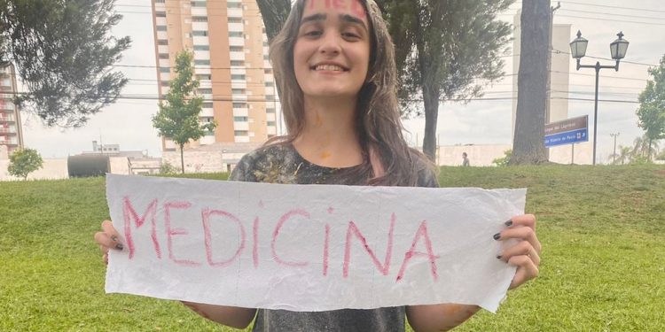 Paranaense de 15 anos é aprovada em vestibular de medicina: ‘Não imaginava que eu fosse passar’