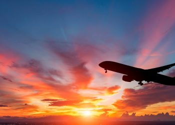 Pilotos e comissários entram em greve na segunda-feira