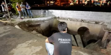 Em Joinville, calçada desaba e pessoas caem em rio
