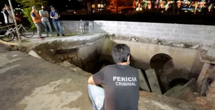 Em Joinville, calçada desaba e pessoas caem em rio