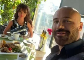 Fisiculturista se casa com segunda boneca inflável e vive lua de mel