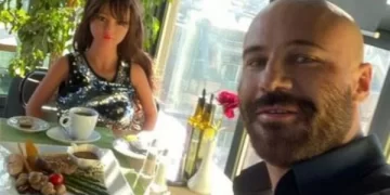 Fisiculturista se casa com segunda boneca inflável e vive lua de mel