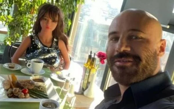Fisiculturista se casa com segunda boneca inflável e vive lua de mel