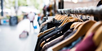 Brasileiros querem comprar roupas e calçados nesta Black Friday