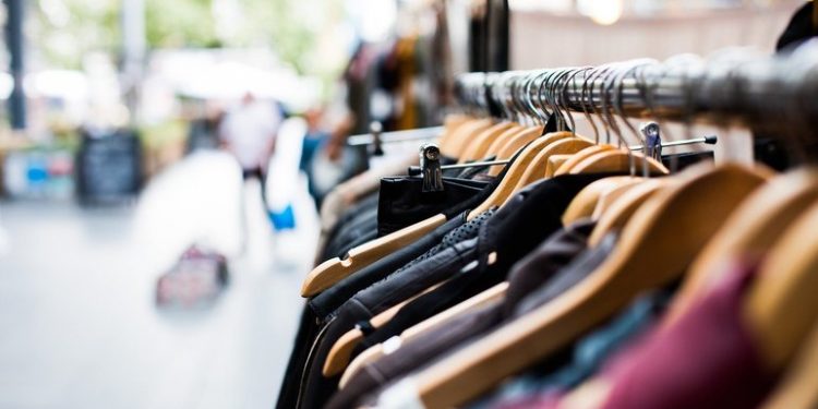 Brasileiros querem comprar roupas e calçados nesta Black Friday