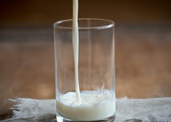 Com menos renda, consumo de leite despenca 10% e setor prevê pior ano da história
