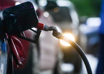 Em Santos, sindicato promove ação de venda de gasolina a R$ 4,40