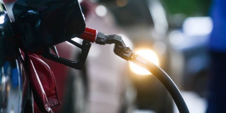 Em Santos, sindicato promove ação de venda de gasolina a R$ 4,40