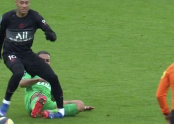 Neymar sofre contusão no tornozelo e deixa jogo do PSG de maca