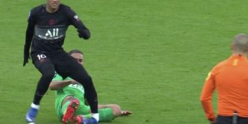 Neymar sofre contusão no tornozelo e deixa jogo do PSG de maca