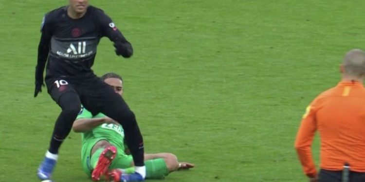 Neymar sofre contusão no tornozelo e deixa jogo do PSG de maca