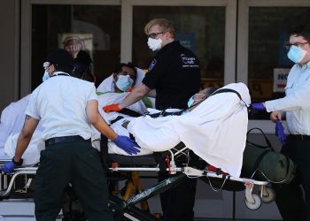 Nova York entra em ‘emergência de desastre’ após alta de casos e internações por covid-19