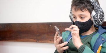 Uso de telas por crianças e adolescentes: quais os riscos e limites?