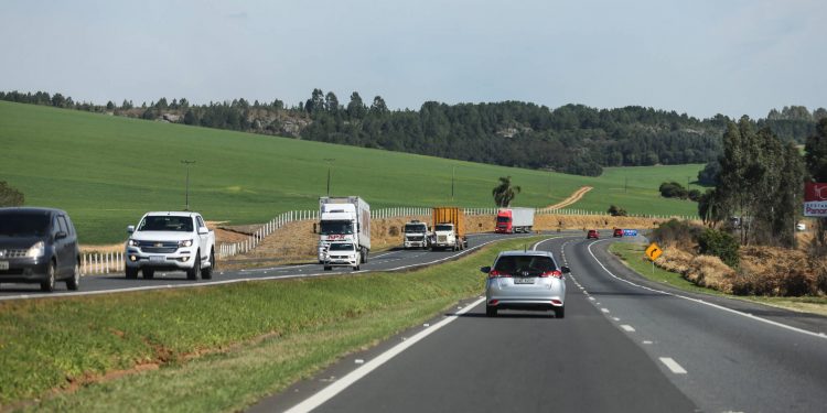 Atendimentos emergenciais nas rodovias do Paraná serão concentrados nos números 191, 193 e 198