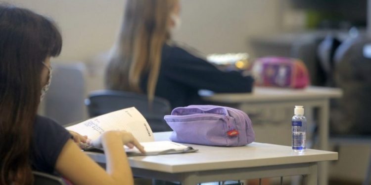 Paraná confirma o início das aulas de 2022 em fevereiro; veja datas do calendário escolar