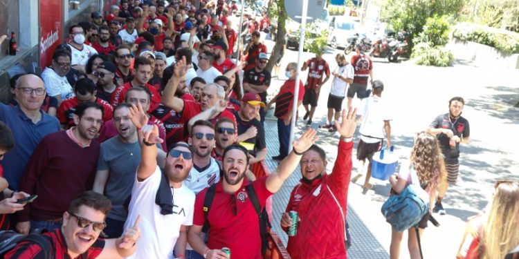 Torcida do Athletico encara até 30 horas de viagem e fila para retirar ingresso antes de final histórica: ‘Vamos levar o caneco’