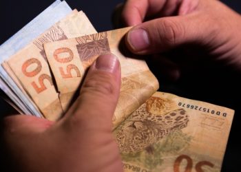 Segunda parcela do 13º salário deve ser paga até esta segunda-feira; entenda
