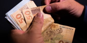 Segunda parcela do 13º salário deve ser paga até esta segunda-feira; entenda