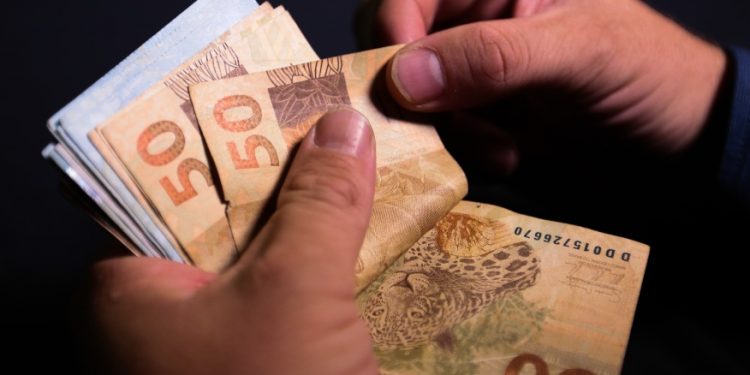 Segunda parcela do 13º salário deve ser paga até esta segunda-feira; entenda