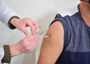 GUARAPUAVA INICIA PLANTÃO DA VACINAÇÃO CONTRA A COVID-19; INTERVALO PARA APLICAÇÃO DA 3ª DOSE DIMINUI PARA 4 MESES