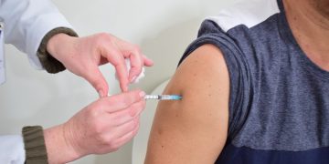 GUARAPUAVA INICIA PLANTÃO DA VACINAÇÃO CONTRA A COVID-19; INTERVALO PARA APLICAÇÃO DA 3ª DOSE DIMINUI PARA 4 MESES