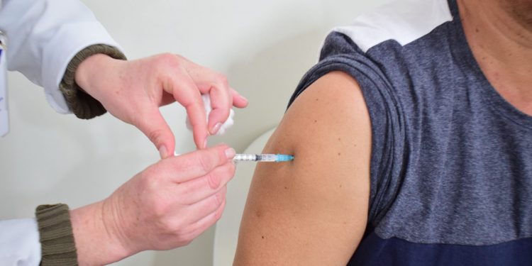 GUARAPUAVA INICIA PLANTÃO DA VACINAÇÃO CONTRA A COVID-19; INTERVALO PARA APLICAÇÃO DA 3ª DOSE DIMINUI PARA 4 MESES