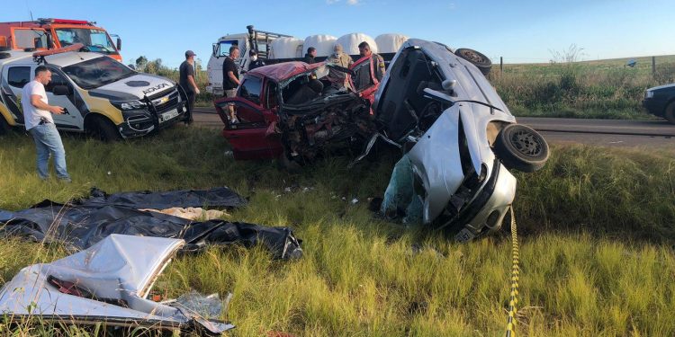 Colisão entre 2 carros deixa 5 mortos e 3 feridos na PR 459, entre Pinhão e Reserva do Iguaçu