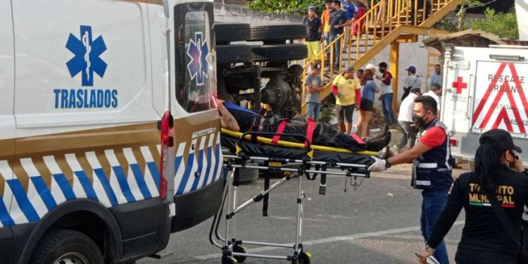 Tentando chegar aos EUA, 54 migrantes morrem em acidente de caminhão no México