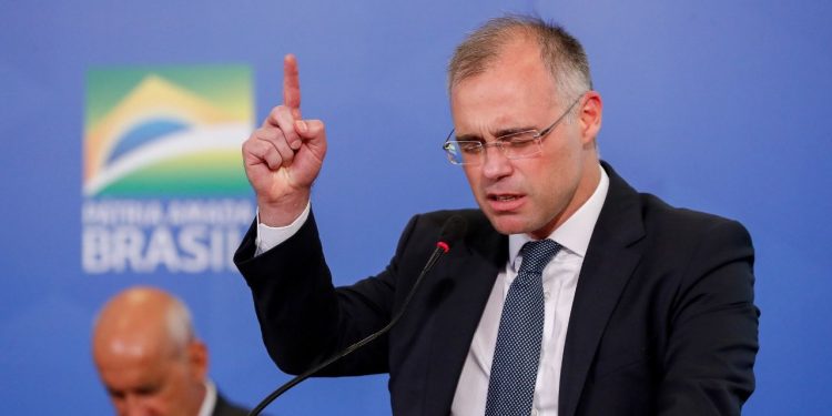 “Na vida, a Bíblia. No Supremo a Constituição”