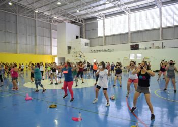 PARTICIPANTES DO ‘GINÁSTICA NOS BAIRROS PARA MULHERES’ FAZEM AULÃO DE NATAL