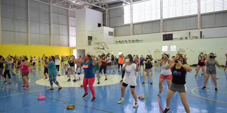 PARTICIPANTES DO ‘GINÁSTICA NOS BAIRROS PARA MULHERES’ FAZEM AULÃO DE NATAL