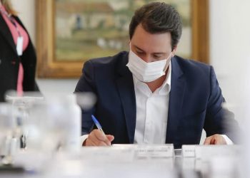 Ratinho Jr. deu isenção recorde a empresários e migalha de reajuste a servidores