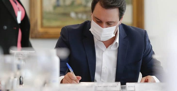 Ratinho Jr. deu isenção recorde a empresários e migalha de reajuste a servidores