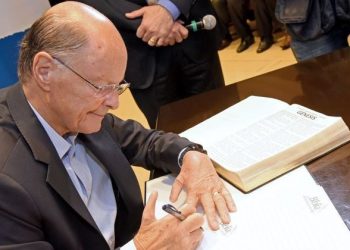Bispo Macedo lança, no Templo de Salomão, o projeto Bíblia Manuscrita