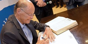 Bispo Macedo lança, no Templo de Salomão, o projeto Bíblia Manuscrita