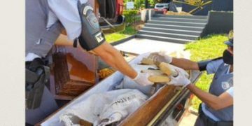 Polícia Rodoviária apreende droga escondida em caixão dentro de carro funerário