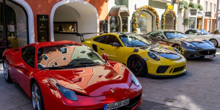 Homem pede ajuda humanitária contra Covid e gasta grana com Lamborghini e relógio