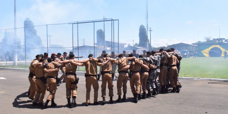 PREFEITO DE GUARAPUAVA PRESTIGIA FORMATURA DO 16º CURSO DE CONTROLE DE DISTÚRBIOS CIVIS